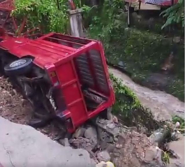 A parked vehicle fell on its side several meters down a river bank in Sitio Golden Valley, Barangay Lahug, Cebu City Sunday afternoon. (CDN Photo by Tonee Despojo)