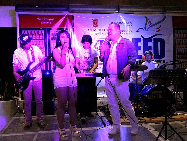 Tri-media personality Bobby Nalzaro sings with the band during the same Press Freedom Week closing party.   (CDN PHOTO/TONEE DESPOJO)
