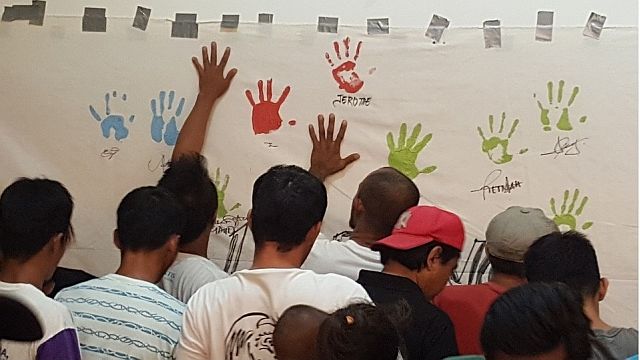 The launching culminated with a commitment by surrenderers and support groups by leaving their hand prints on the commitment wall. (PHOTO FROM DILAAB FOUNDATION FACEBOOK PAGE)