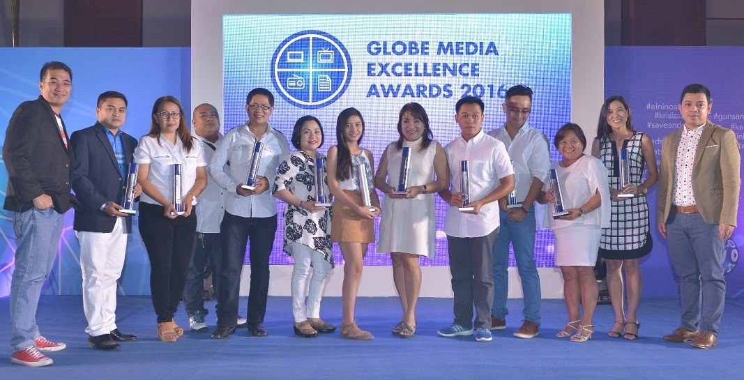  The winners with Globe Director for External Affairs Jocel de Guzman (far left) and Globe OIC for Corporate Brand Management Edward Joseph Francisco (far right). From left: Atty. Ruphil Bañoc of DyHP, Estela Grace Rosit of TV5, Clanz Gabutin and Alan Domingo of GMA, Maria Sigrid Lo of Sigrid Says, Joyce Torrefranca, Rosemarie Borromeo and Ador Vincent Mayol of Cebu Daily News, Christian Vincent Literatus of Bisdak Explorer, Runelyn Jamolo of DyLL Radyo ng Bayan Iloilo, and Cherry Ann Lim of Sun.Star Cebu (CONTRIBUTED PHOTO). 