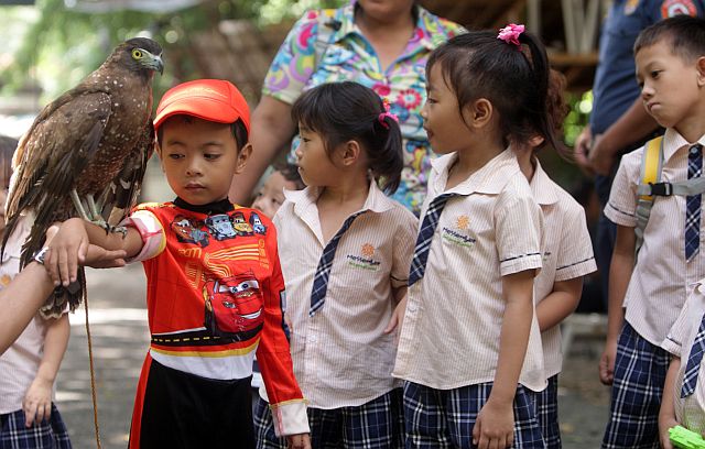 School children  experience getting close to  live animals at the Cebu Zoo. (CDN PHOTO/TONEE DESPOJO)