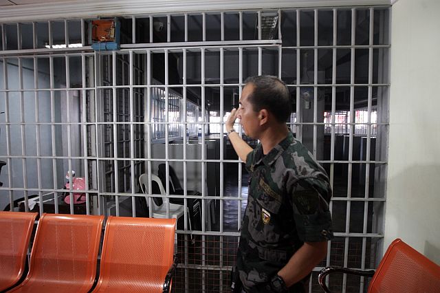 SENIOR Insp. Zosimo Jabas, head of the police team now securing the  Cebu Provincial Detention and Rehabilitation Center (CPDRC), shows the visiting area where visitors can no longer have any physical contact with the prisoners (CDN PHOTO/TONEE DESPOJO).