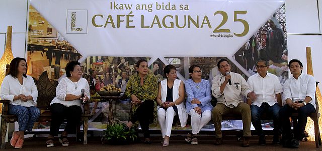 Café Laguna executive chef Raki Urbina (6th from left) together with his family and Café Laguna founder Julita Urbina (2nd from left) announces plans to expand their restaurant business to the United States (CDN PHOTO/TONEE DESPOJO).