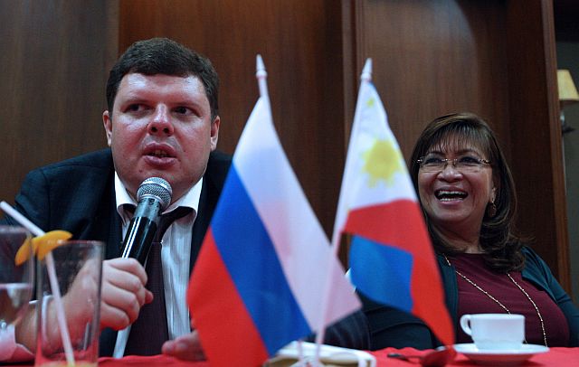 Armi Garcia-Lopez, honorary consul of the Russian Federation in the Philippines, (right) together with a Russian Federation official, holds a press briefing in Cebu City in this August 2013 filr photo. (CDN FILE)