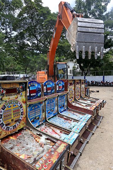  Illegal gambling machines like these are now the subject of an intensiver drive by the police. (CDN PHOTO/TONEE DESPOJO)