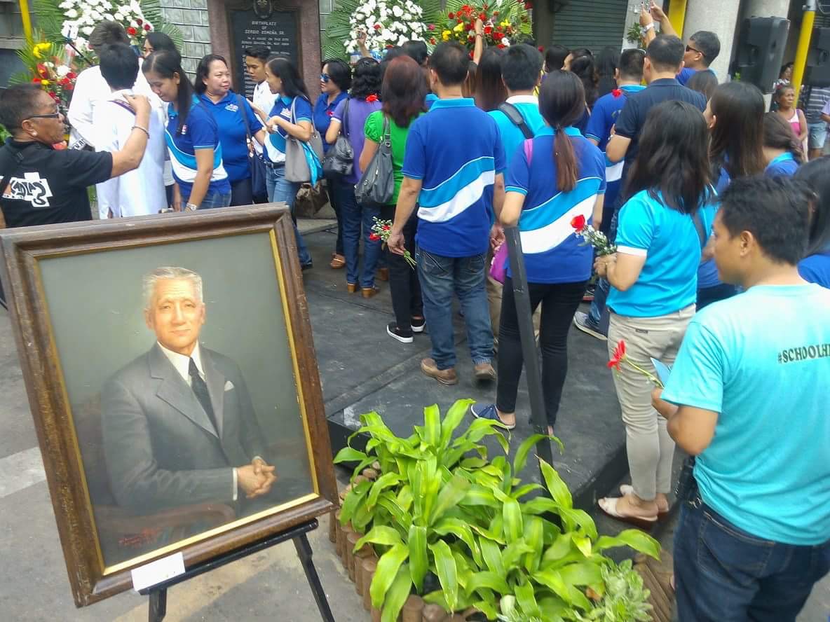 Attendees offer flowers to commemorate the 138th birth anniversary of former President Sergio Osmeña Sr. (CDN PHOTO/JUNJIE MENDOZA)