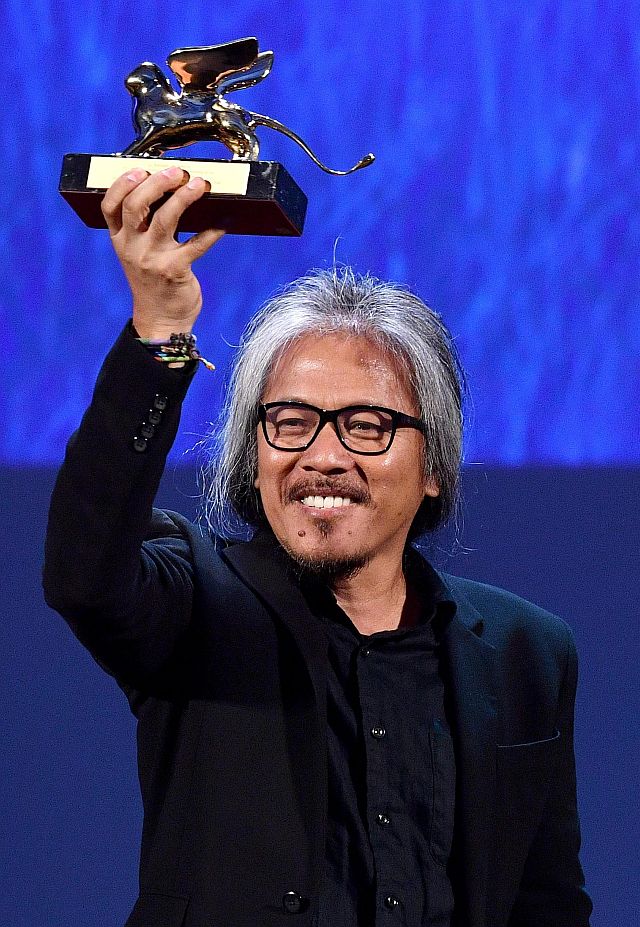 Filipino film maker Lav Diaz holds the Golden Lion award for his movie “Ang Babaeng Humayo” (The woman who left) during the awards ceremony of the 73rd Venice International Film Festival, in Venice, Italy,  Sept. 10, 2016 (AP).