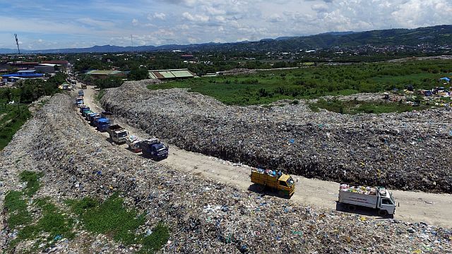 Garbage trucks wait for their turn to dump their garbage at the Inayawan landfill in Cebu City in this July 2016 photo (CDN FILE PHOTO)