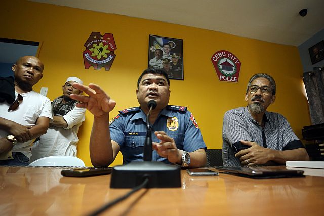  Deputy City  Police Director,  Supt. Timmar Alam (center) holds a press conference after their meeting with Muslim leaders in  Cebu City (CDN PHOTO/LITO TECSON).