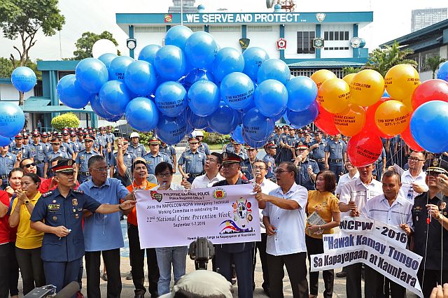 Chief Supt. Noli Taliño (left) and Presidential Assistant for the Visayas Michael Dino (4th from left) lead the Crime Prevention Week celebration at the PRO-7 quadrangle in Cebu City. (CDN PHOTO/JUNJIE MENDOZA)