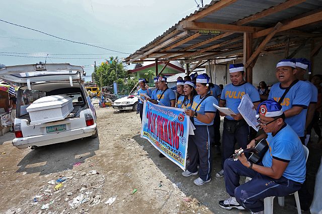 Cebu City police officers continue with their Oplan Bandilyo where they visit drug infested barangays with a hearse as a way of convincing suspected drug pushers and users to give up their illegal trade and change their lives. (CDN PHOTO/JUNJIE MENDOZA)