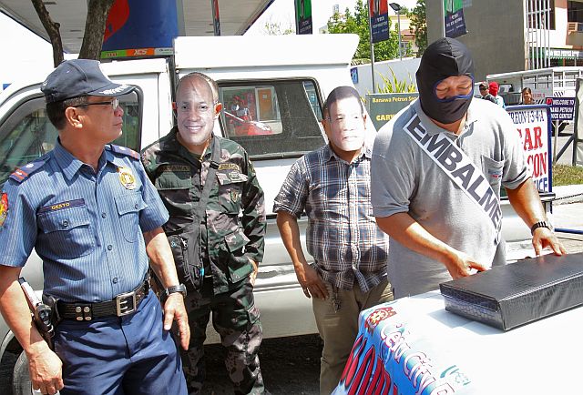 Chief Insp. Jose Gesto, Guadalupe police station chief, uses police officers wearing masks to play the roles of an embalmer, PNP Chief Ronald “Bato” dela Rosa and President Rodrigo Duterte in Guadalupe police’s Oplan Bandilyo campaign (CDN PHOTO/JUNJIE MENDOZA).