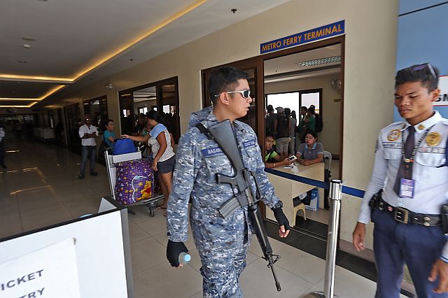 More police officers are expected to be seen at Cebu City port (left) and the Mactan Cebu International Airport (above) as they step up security in these public areas amid the Davao attack. (CDN PHOTO/JUNJIE MENDOZA)