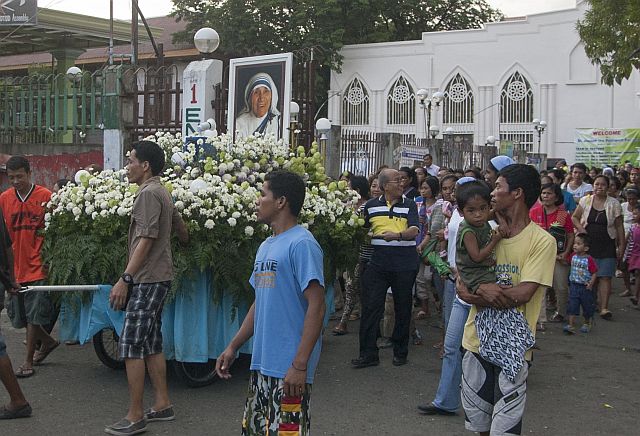 The faithful hold a procession in honor of Mother Teresa of Calcutta at St. Joseph Parish Church in Mabolo, Cebu City. (CDN PHOTO/CHRISTIAN MANINGO)