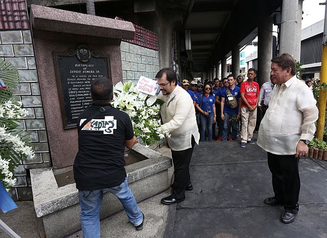 Cebu City Mayor Tomas Osmeña and  his son Miguel lead the Osmeña clan in the floral offering in front of the  Don Sergio Osmeña Sr. marker in downtown Cebu City in celebration of the 138th birth anniversary  of the country’s fourth president yesterday (CDN PHOTO/JUNJIE MENDOZA).