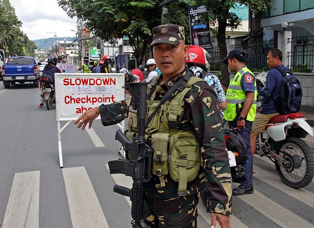 A soldier in full battle gear helps man a checkpoint in Cebu City (CDN PHOTO/JUNJIE MENDOZA).