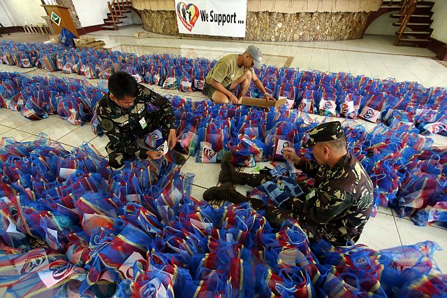 Centcom personnel prepare the relief goods intended for the soldiers in ARMM. (CDN PHOTO/JUNJIE MENDOZA)