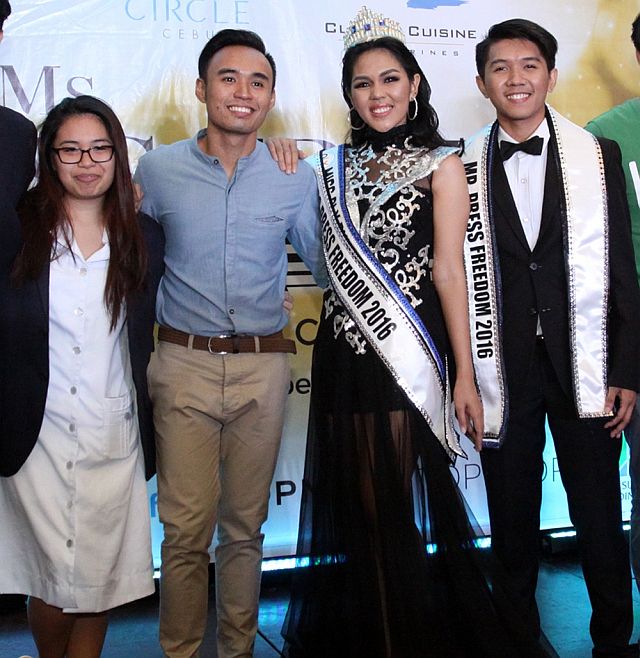 BACK TO BACK WINNERS. The 2015 Mr. and Ms. Press Freedom winners Vanessa Lucero (from left) and Victor Anthony Silva and the 2016 Mr. and Ms. Press Freedom winners Lesley Cara delos Santos and Rabboni Borbon pose after the pageant. (CDN PHOTO/JUNJIE MENDOZA)