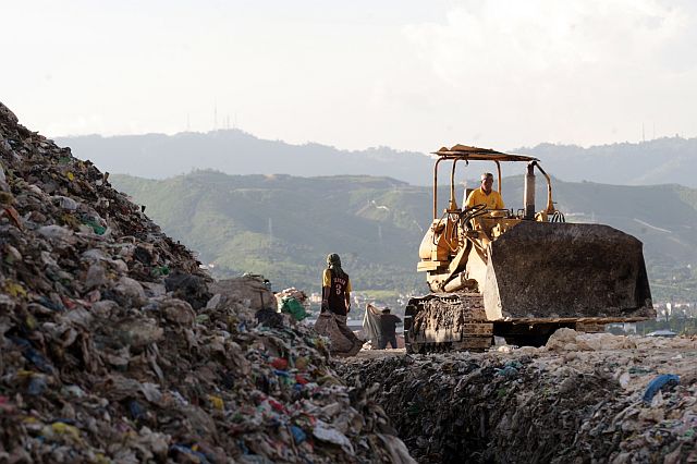  PERENNIAL STENCH. Councilor Joel Garganera hopes the Writ of Kalikasan will result in the closure of the Inayawan landfill which had been declared unusable by the Department of Health (CDN FILE PHOTO).