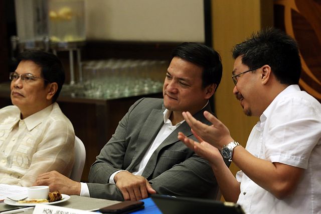 Interior and Local Governments Usec. Jesus Hinlo, Jr. (right) talks with Supreme Court Adiministrator Jose Midas P. Marquez (center) during the Capitol forum on jail decongestion.  (CDN Photo/Junjie Mendoza)