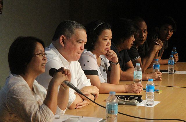  Sun.Star Cebu online editor in chief Nini Cabaero (left) answers questions from Mass Communication students about the challenges being faced by mainstream media on the internet.   Also in the photo are: (L-R) Columnist Bobby Nalzaro,  editor Michelle So, columnist Insoy Niñal, columnist Anol Mongaya and  Kevin Maglinte of Mugstorya during the “Reaching Out to Future Journalists” forum at Marcelo Fernan Press Center in Sudlon, Lahug.  The forum is part of the  celebration of Cebu Press Freedom Week 2016 (CDN PHOTO/TONEE DESPOJO).