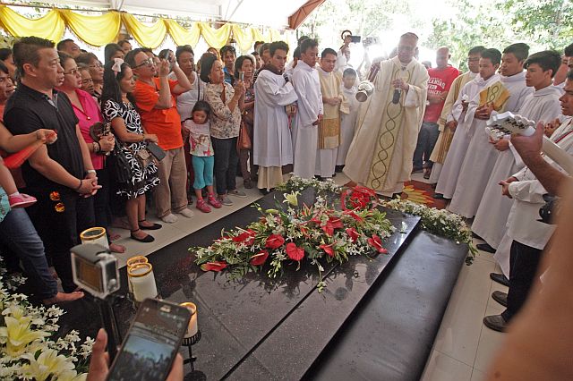 Cebu Archbishop Jose Palma blesses the tomb of the late Archbishop Teofilo Camomot during the observance of the latter’s 28th death anniversary in Valladolid Carcar, City.   (CDN PHOTO/TONEE DESPOJO)