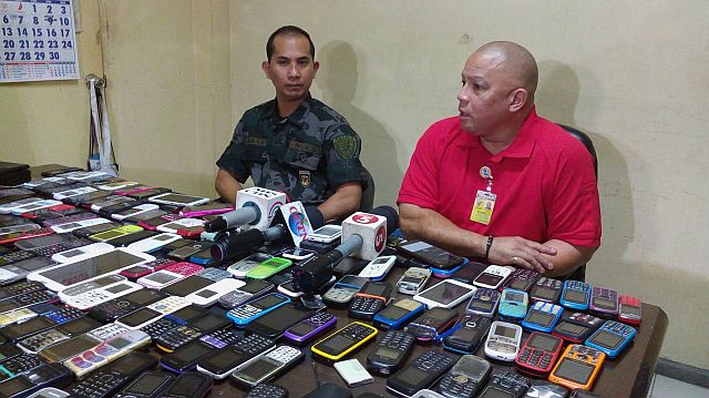 CPDRC Officer-in-Charge Bobby Legaspi and Senior Insp. Zosimo Jabas present to the media the cellphones confiscated and voluntary surrendered inside the jail facility. (CDN PHOTO/NESTLE L. SEMILLA)