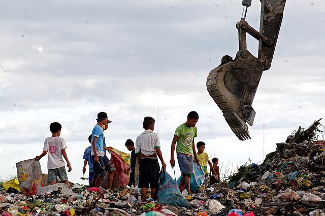 After the Cebu City government reopened the Inayawan dumpsite last June scavengers are now back  to earn a livelihood. But while scavengers are earning again from the mountains of garbage, Cebu businessmen report losses amounting to 60-70 percent as the stench from the landfill is driving customers away from their establishments.  (CDN FILE PHOTO)