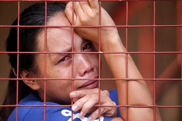  Kimberly Llorag, 27, the grief-stricken mother of the two children who perished in the fire (CDN PHOTO/TONEE DESPOJO).