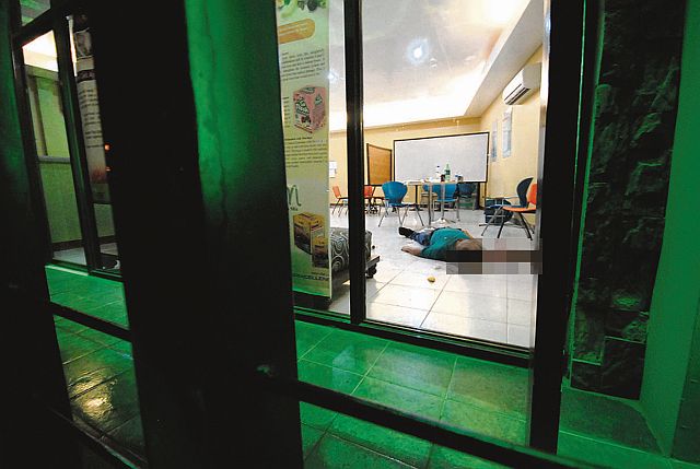 CEBUANO businessman Richard King lay dead after he was shot by a hitman inside his building in Davao City on June 12, 2014. (FILE PHOTO/ROBINSON NIÑAL JR)