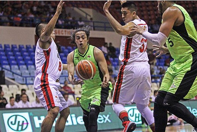 GlobalPort’s Terrence Romeo dishes off a pass to import Mike Glover in the Batang Pier’s 139–126 win over Blackwater last night in the PBA Governors’ Cup at the Ynares Center. (PBA IMAGES)