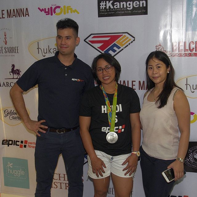 Rio Olympics silver medallist Hidilyn Diaz is flanked by Pio Gerardo Solon - Program Director, EPIC Fitness and Silver Charity Mercado - Epic Fitness Chief Operating Officer, at the Epic Fitness Gym in Oakridge, Mandaue City.  (CDN PHOTO/CHRISTIAN MANINGO