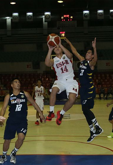 Ralph Jude Dinolan of University of San Jose-Recoletos drives to the basket against two University of Southern Philippines-Foundation defenders in the men’s basketball tournament of Cesafi yesterday at the Cebu Coliseum. (CDN PHOTO/LITO TECSON)