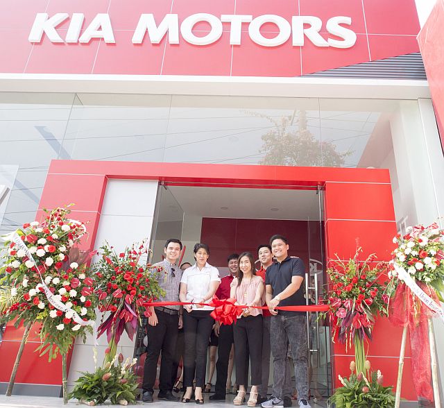 From left, Gateway Group EVP Michael Goho, Columbian Autocar Corporation president Ginia Roxas Domingo, Columbian Autocar Corporation aftersales director Apollo Rosal, Gateway Group vice chairman Estrella Goho, Gateway Group president Markane Goho and Cong. Gerald Anthony “Samsam” Gullas Jr. during the ribbon-cutting ceremony of the new Talisay dealership (CDN PHOTO/CHRISTIAN MANINGO).