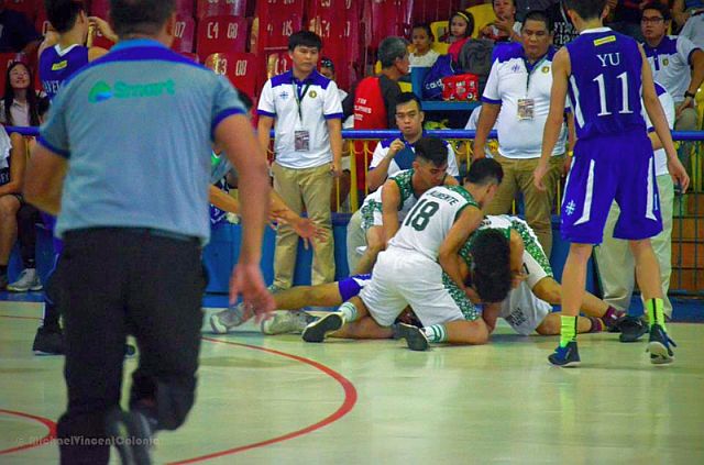 This is the image that went viral on social media starting on Monday. UV wingman JJ Rosete puts Ateneo de Cebu forward Benedict Chua in a headlock while they scramble for a loose ball in their game last Sunday.