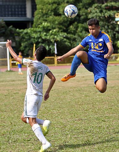 Amiel Perez of the UC Web Masters soars for a header against Pedro Agustin Diao of the UV Green Lancers during their CESAFI men’s football game at the Cebu City Sports Center. Both squads battled to a scoreless draw.  (CDN PHOTO/LITO TECSON)