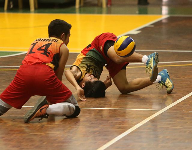 Alarich Catayoc of USJ-R rolls on the floor after trying to save the ball in a game against USP-F at the USC gym (CDN PHOTO/Lito Tecson)