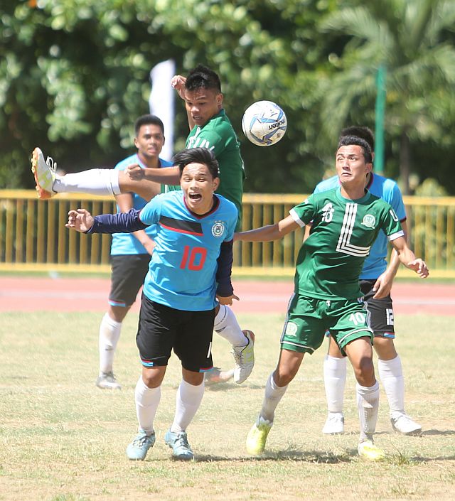 A University of the Visayas (UV) booter unintentionally hits the back of a University of San Carlos player during their collegiate match in the 18th Aboitiz Football Cup at the Cebu City Sports Center football field (CDN PHOTO/LITO TECSON).