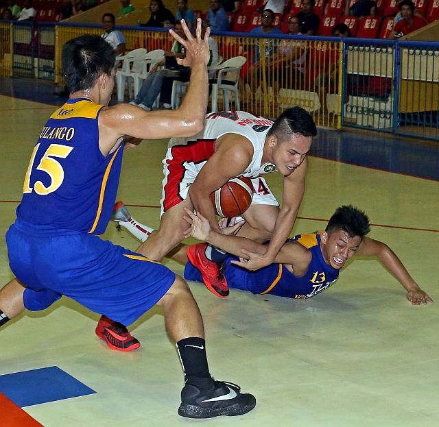 RJ Dinolan of USJ-R and Joseph Daniel Mayol of UC scramble for the loose ball in this bit of Cesafi men’s basketball action at the Cebu Coliseum.  (CDN PHOTO/LITO TECSON)