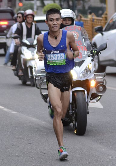 Rafael Pescos from Negros Occidental leads the race in the 21-kilometer race of the 40th National Milo Marathon-Cebu Leg.  (CDN PHOTO/CHRISTIAN MANINGO)