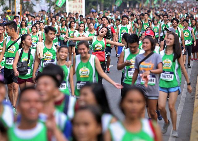 MILO HIGH. While other runners appear dead serious about last Sunday’s Milo Marathon-Cebu Leg race, this lady is having the time of her life as she makes her way through the thick crowd along Osmeña boulevard (CDN PHOTO/LITO TECSON).
