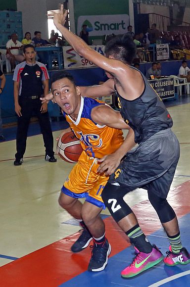 John Benedick Damolo of Don Bosco defends UC’s Rovic Angco in their previous Cesafi juniors game at the Cebu Coliseum (CDN PHOTO/LITO TECSON).