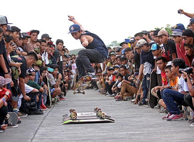An expert skater shows off  some tricks as several enthusiasts of the sport watch closely.  A proposed ordinance wants to ban skateboarding, roller skating and other similar activities not only from roads but also on  city sidewalks  because of the danger skaters pose on commuters, pedestrians and themselves (CDN FILE PHOTO).