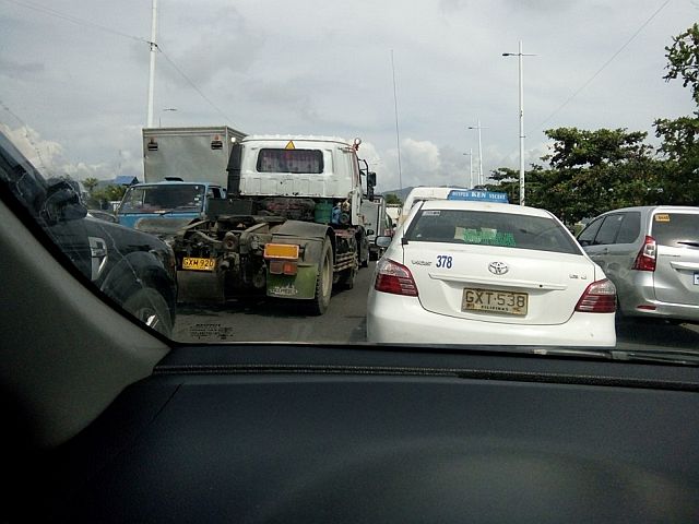 Northbound motorists passing along the South Road Properties experience heavy traffic lasting until noon after a stalled truck block a lane of the two northbound lanes of the viaduct at the South Coastal Road. contributed photo (CONTRIBUTED BY Jan Salazar Yucaran)