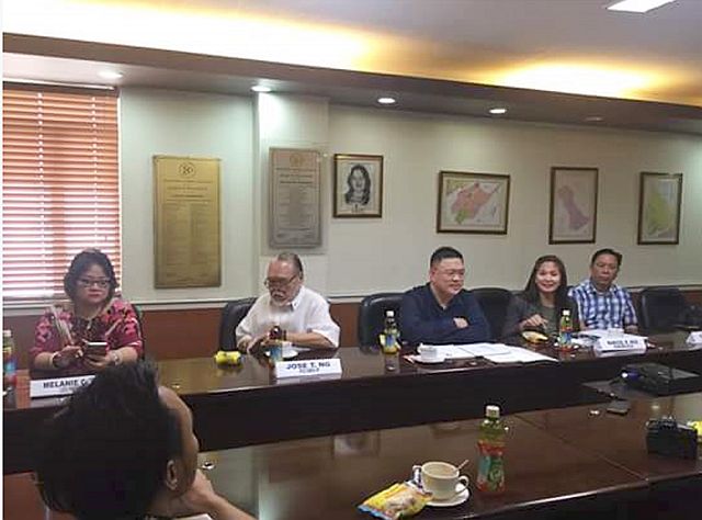 Melanie Ng, Cebu Chamber of Commerce and Industry president, (left) and Jude Abenoja, Ormoc Chamber of Commerce and Industry head, (3rd from left) discuss together with other business chamber officials  the upcoming Visayas Area Business Conference in Ormoc during yesterday’s briefing. (CONTRIBUTED)