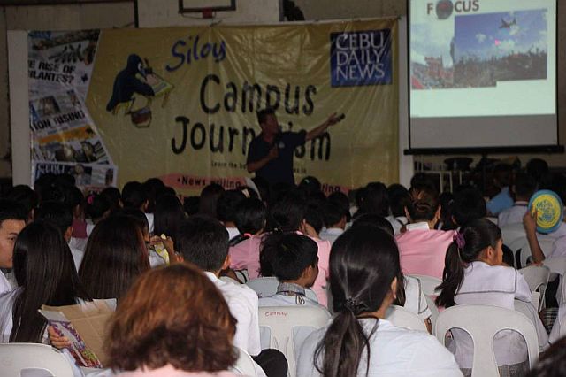 Cebu Daily News photographer, Lito Tecson, shares his knowledge about photo journalism with teachers and students during a campus journalism workshop in Lapu-Lapu City. (CONTRIBUTED PHOTO)