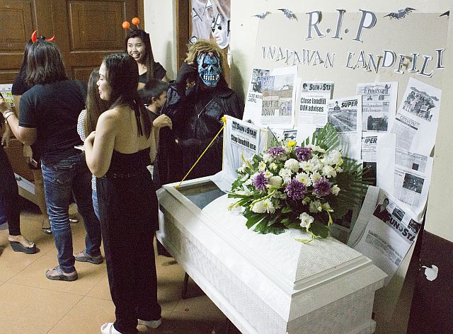 After gaining media attention, guests of Cebu City Hall's Halloween Trick or Treat flock to Garganera's 'RIP Inayawan' coffin (CDN PHOTO/CHRISTIAN MANINGO). 