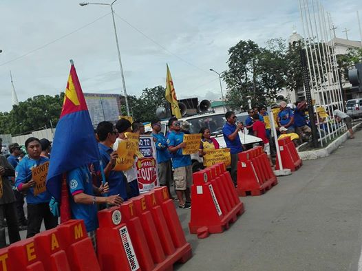 PIston members hold a protest rally in Mandaue City Monday morning. (PIA CEBU)