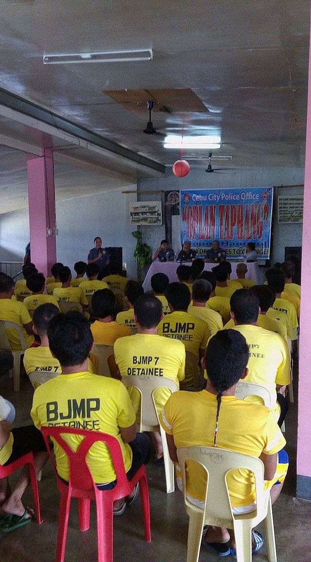 Cebu City policemen convene inmates of the Cebu City Jail and urge them to stay away from illegal drugs (CDN PHOTO/ ADOR MAYOL)