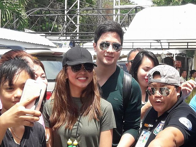 Maine Mendoza and Alden Richards with their fans in Bohol. ( @MerHau (TWitter)
